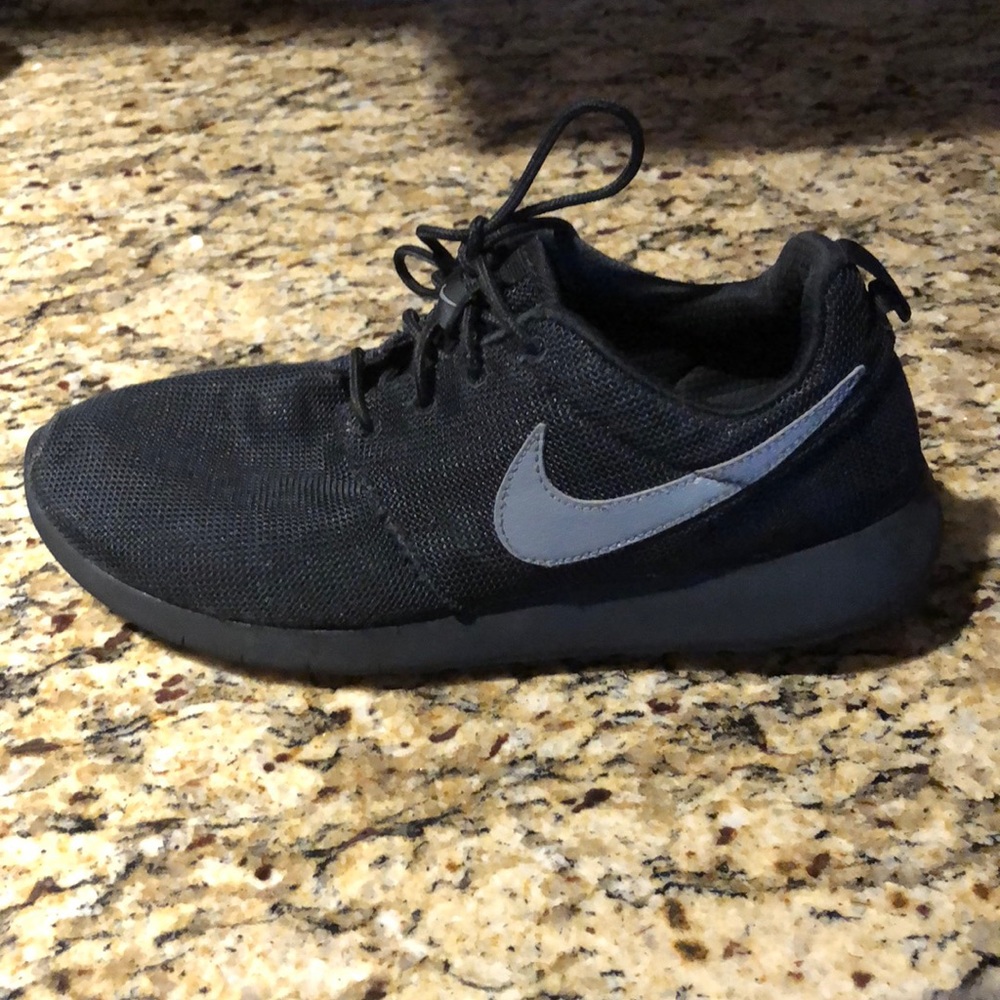 Size 7Y Black Nike tennis shoes